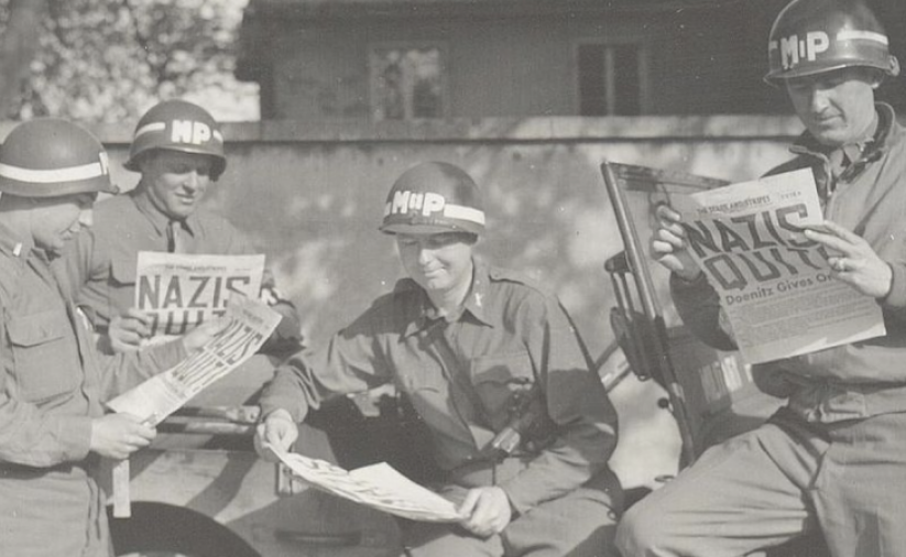 Czarno-biała fotografia sześciu żołnierzy 