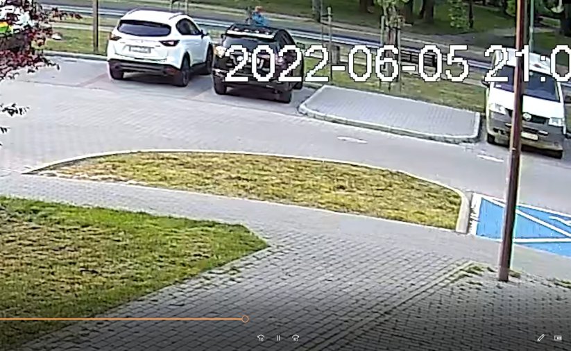 Widok z kamery na miejsca parkingowe