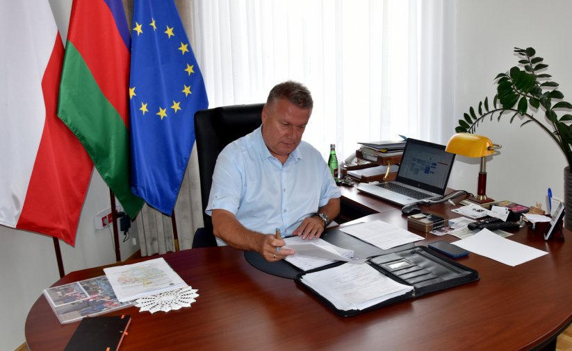 Burmistrz Dzierżoniowa pracujący przy biurku 