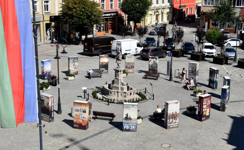 Rynek z góry, wystawa posterowa tworząca krąg na rynku 