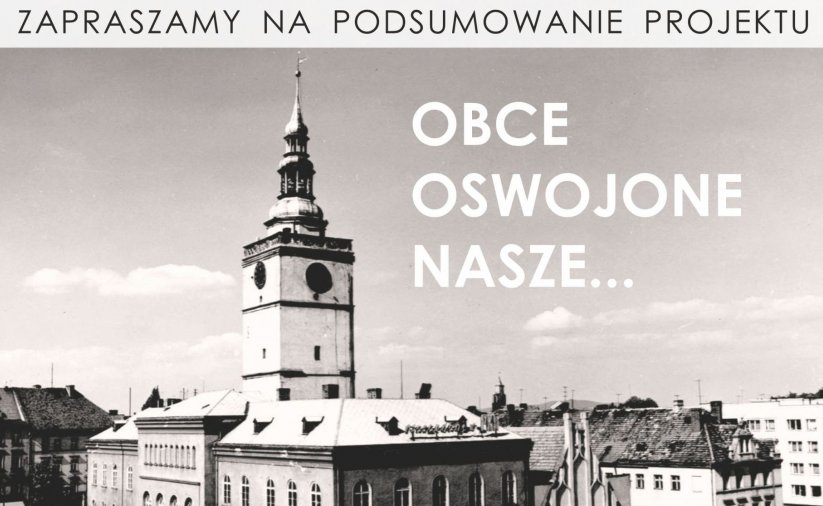 Napis - Obce, oswojone, nasze na zdjęciu wiezy ratusza