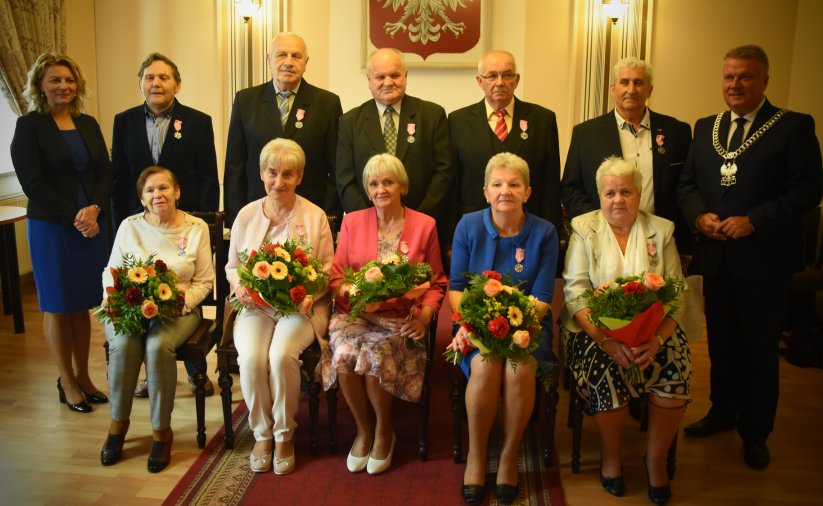 Grupowe zdjęcie kilku par w pomieszczeniu 