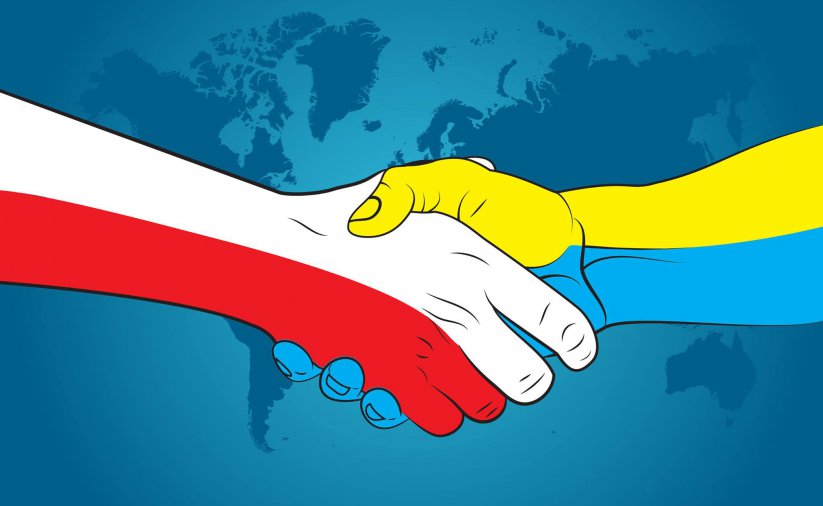 splecione dłonie w barwach polskiej i ukraińskiej flagi na tle mapy europy
