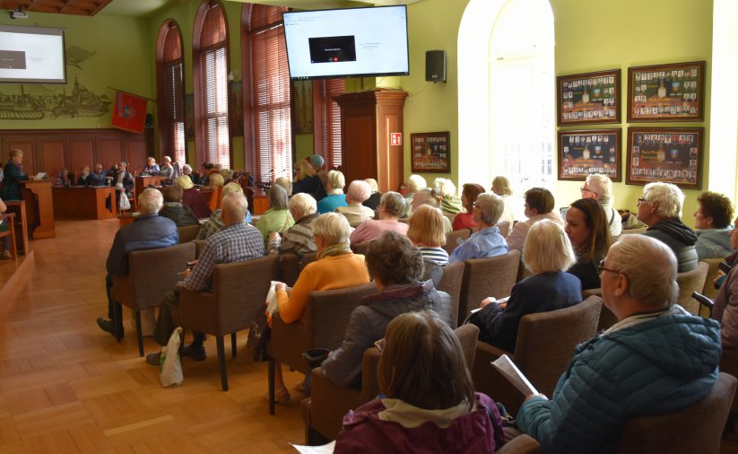 Wypełniona ludźmi sala 