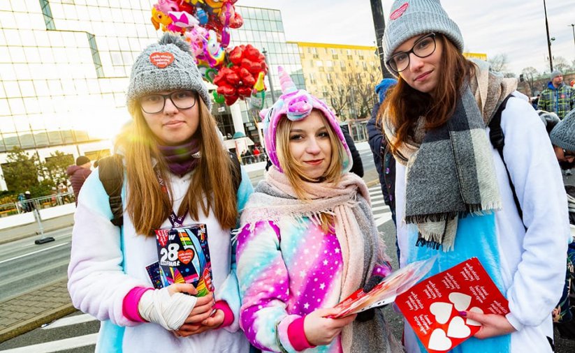 Trzy młode kobiety w jesiennych strojach
