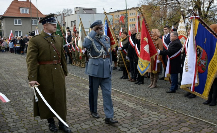 "Marszałek Piłsudski" i żołnież Wojska Polskiego z szablą 
