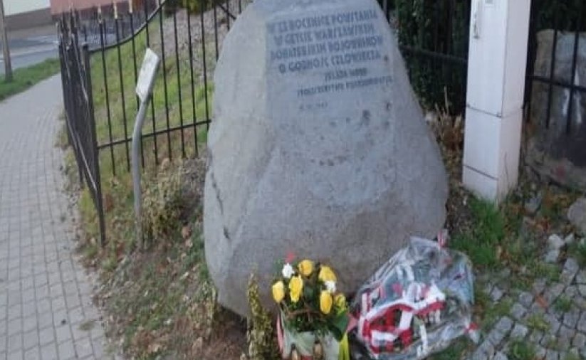 Obelisk, pod którym złożono wieńce i znicze 