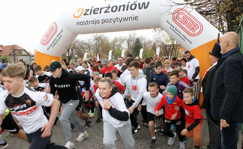 Start zawodów, uczestniczy ruszają do wyścigu