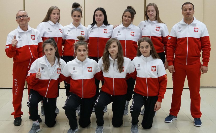 Grupa młodych osób ubrana w dresy w barwach flagi Polski 