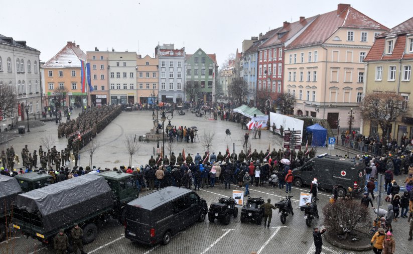 Rynek wypałniony żołnierzami