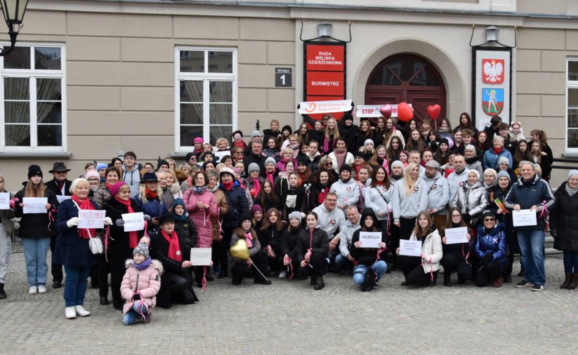 Kilkadziesiąt osób na grupowym zdjęciu przed budynkiem 