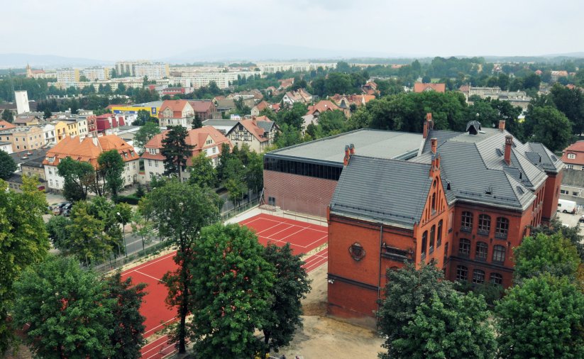 Budynki i duże drzewa widziane z góry