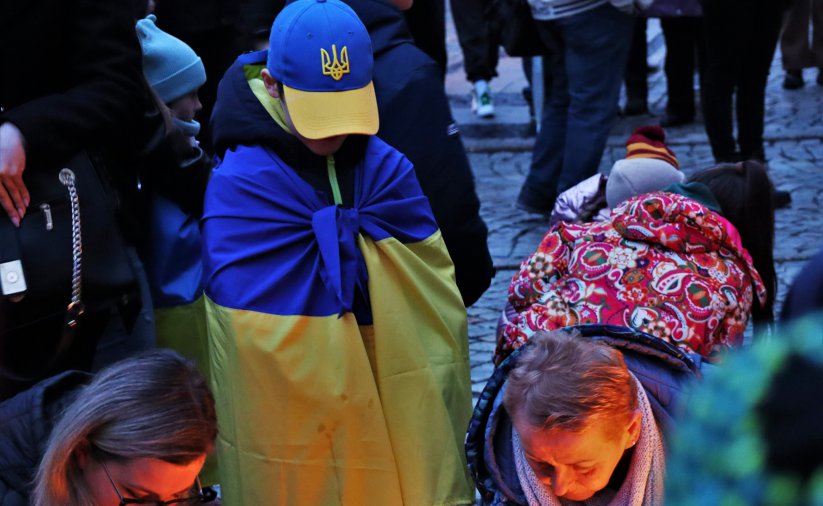 Chłopiec owinięty flagą Ukrainy