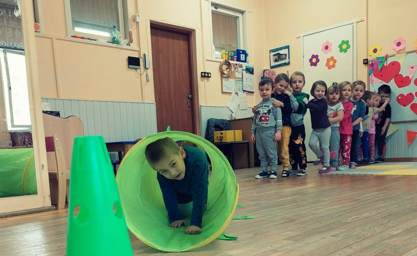 Dzieci bawiące się w sali przedszkolnej