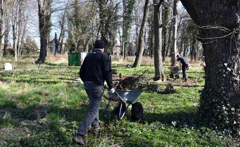 Dwie osoby pracujące na terenie parku