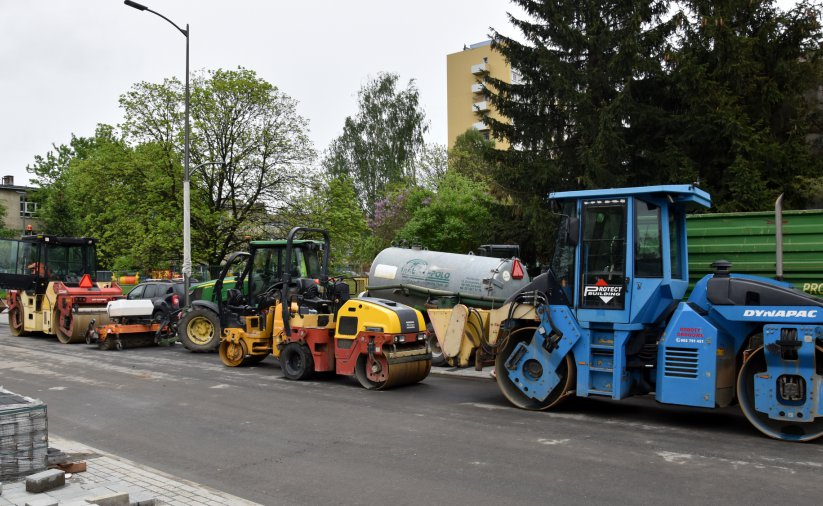 Maszyny budowalne stojące na remontowanej drodze