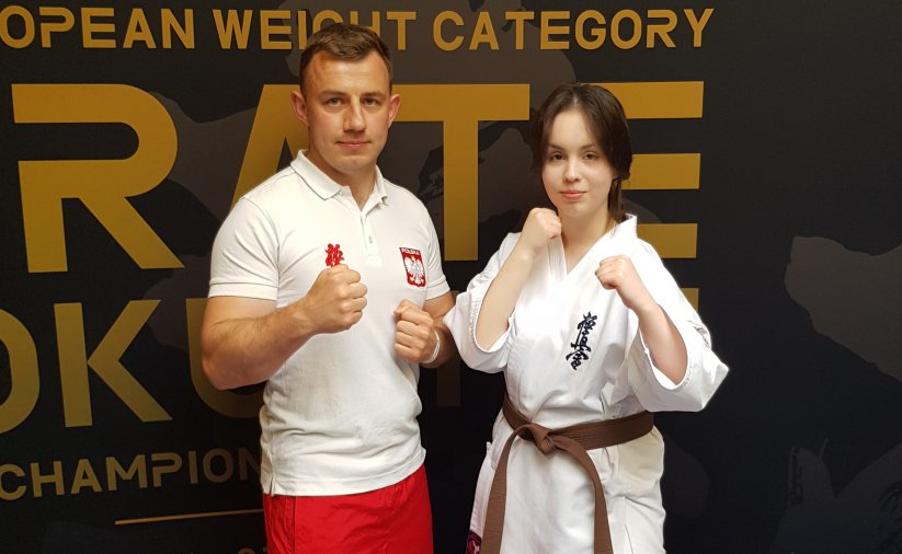 Zawodniczka w stroju karate ze swoim trnerem