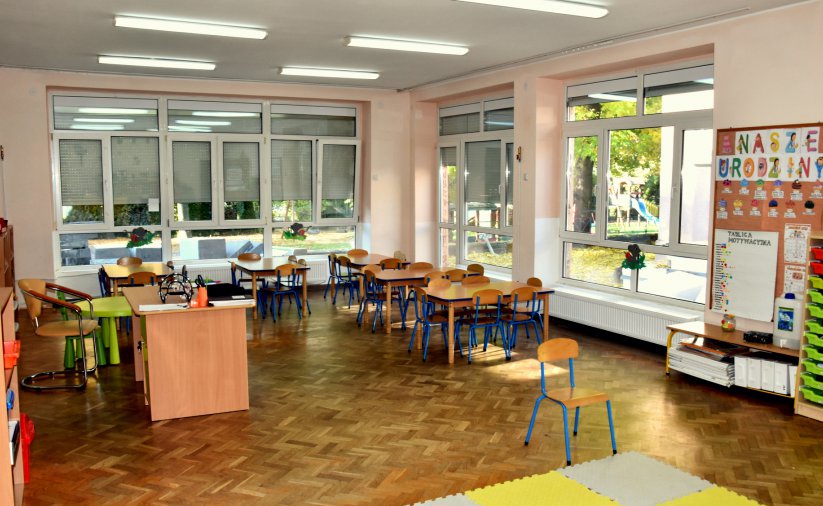 Wyremontowana sala przedszkolna z dużymi oknami
