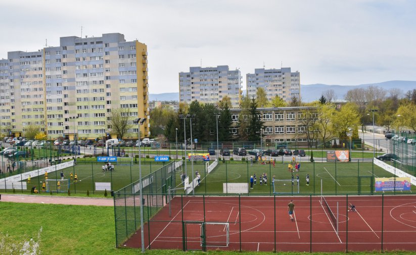 Boiska sportowe w środku osiedla 