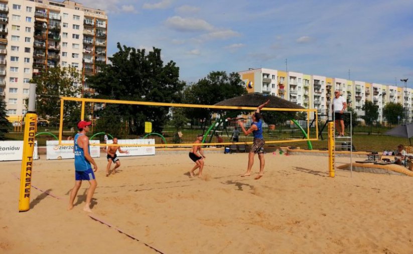 Boisko do siatkówki plażowej w środku osiedla mieszkaniowego