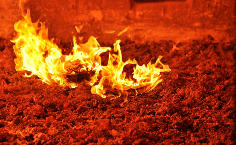 Ogień palący się wewnątrz rozgrzanego do czerwoności pieca