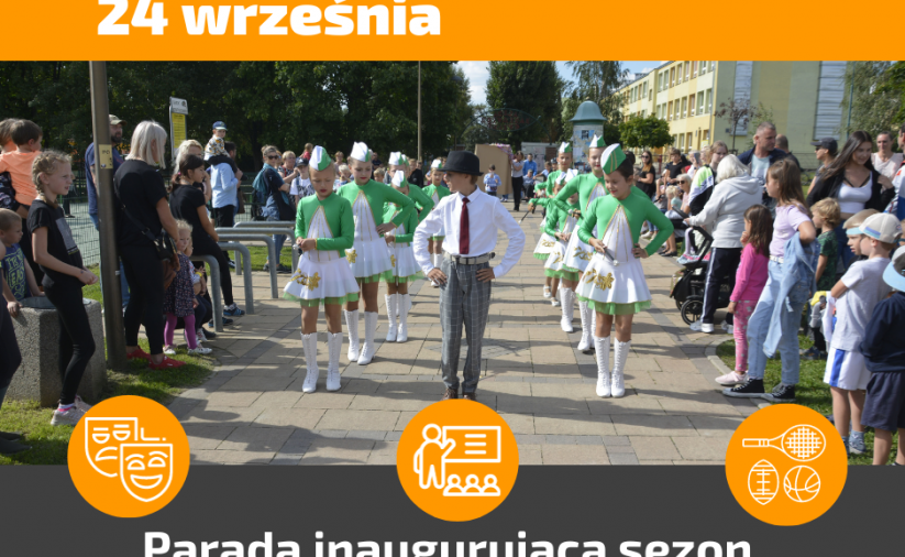 Mażoretki w zielonych strojach podczas występu, z przodu chłopak w białej koszuli