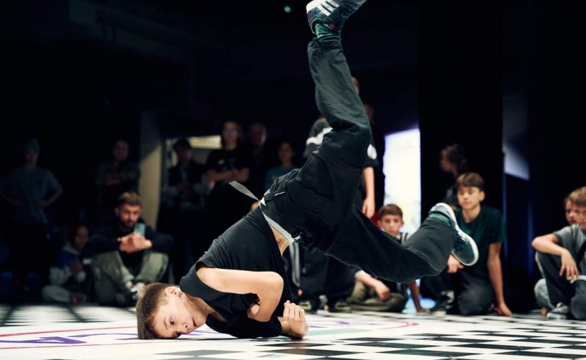 Chłopic tańczący break dance