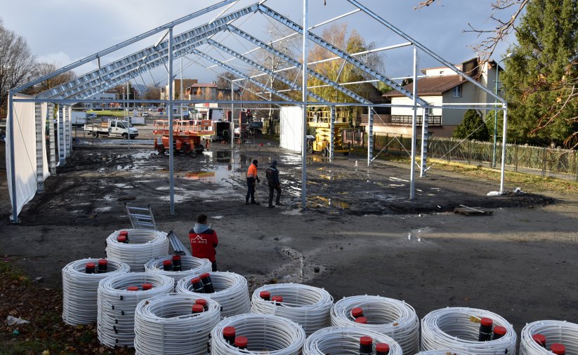 Budowa konstrukcji bardzo dużego napiatu z białą plandeką