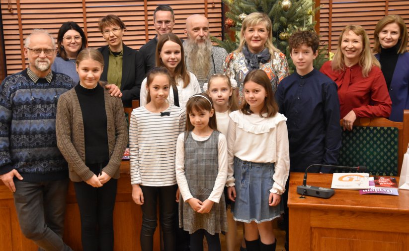 Grupowe zdjęćie dzieci i rodziców