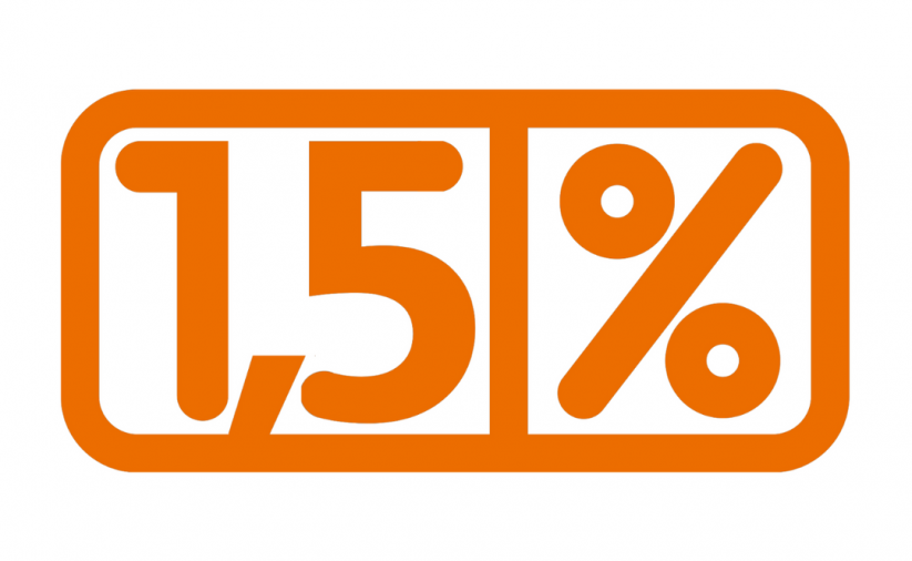 Napis 1,5% na białym tle i pomarańczową czcionką