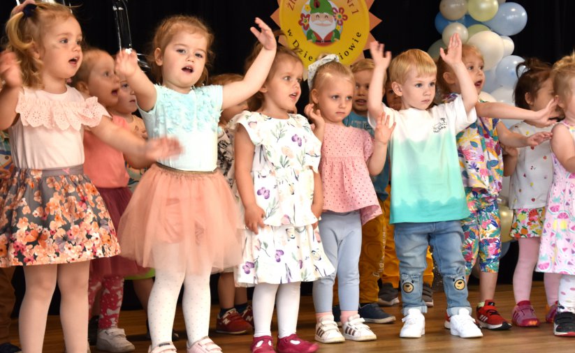 Grupa przedszkolaków podczas wystepu na scenie 