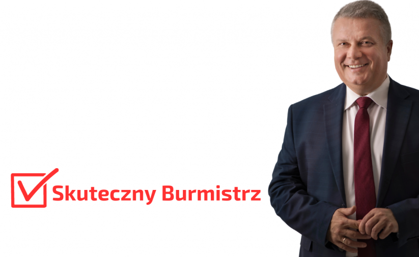 Uśmiechnięty mężczyzna w marynarce i bordowym krawacie, obo napis "Skuteczny burmistrz"