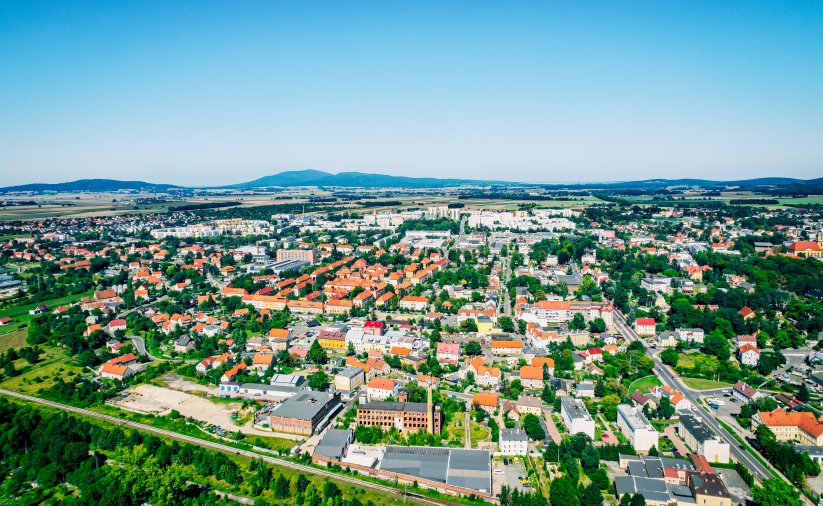 Dzierżoniów latem z lotu ptaka, w tle góry