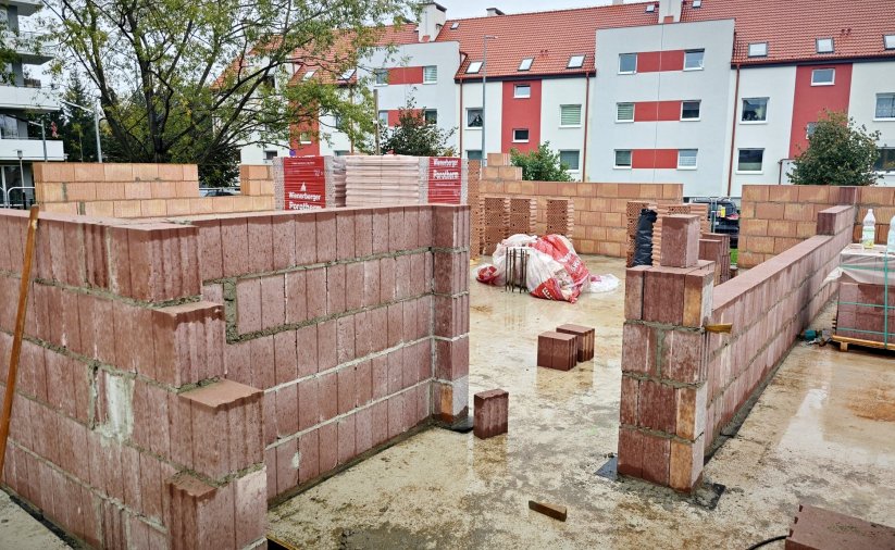 Blok w trakcie budowy, w tle zamieszkały już budynek