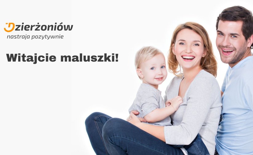 Usmiechnięci rodzice, mama trzymająca dziecko na kolanach i napis Witajcie maluszki z logotypem Dzierżoniowa