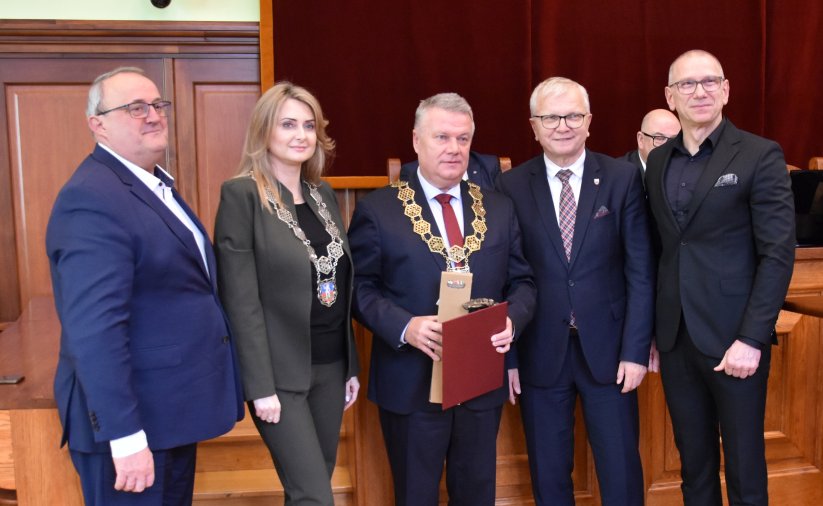 Burmistrz Dzierżoniowa i Kluczborka, przwodnicząca Rady Miejskiej Dzierżoniowa i dwaj zastępcy burmistrza Kluczborka na wspólnym zdjęciu