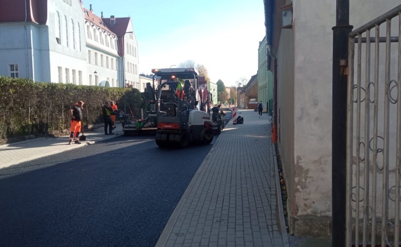 Walec i robotnicy na drodze