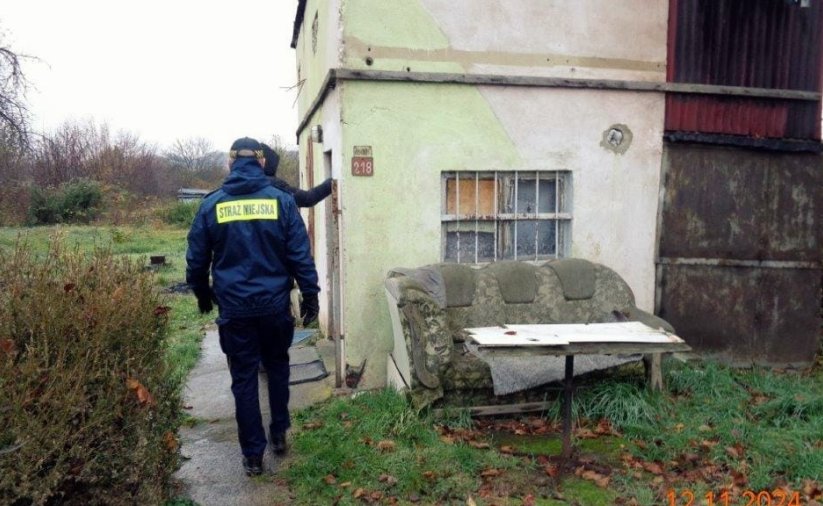 Dwóch strażników przy starej altance działkowej