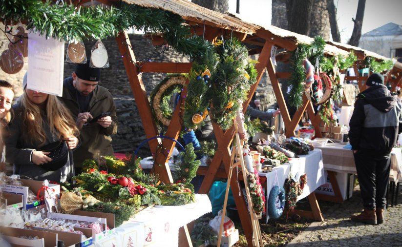 Świąteczne stoiska przy średniowiecznych, kamiennych murach obronnych