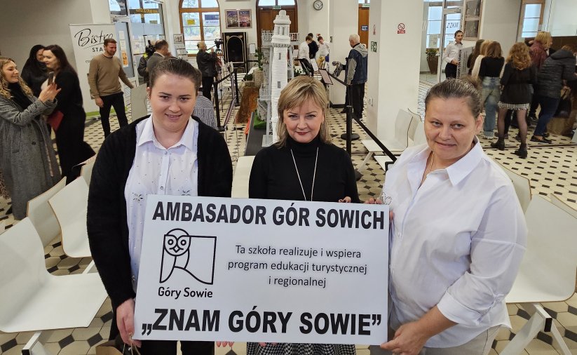 Edyta Gziuk, wiceburmistrz Dorota Pieszczuch i Katarzyna Żylak na tle wystawy miniatur atrakcji Gór Sowich