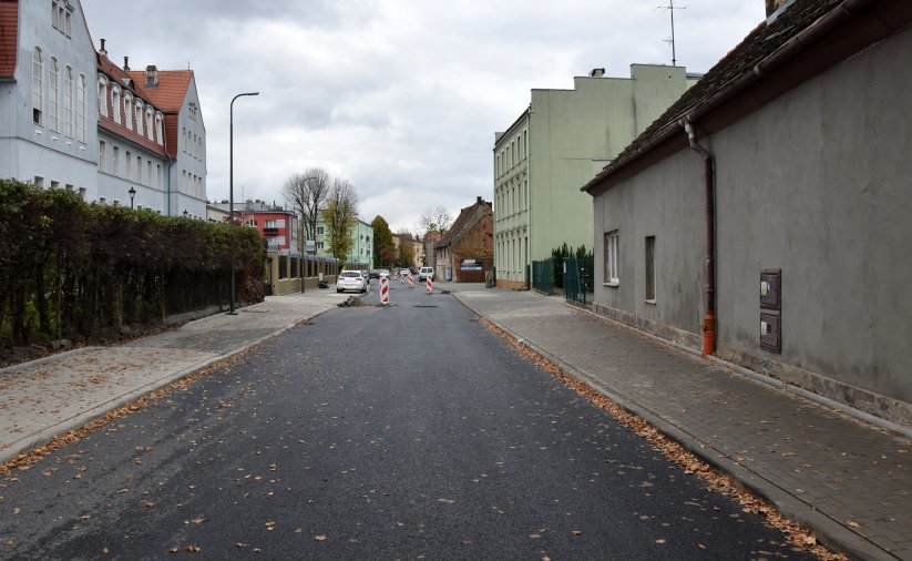 Ulica Słowiańska podczas remontu, chodniki z kostki betonowej, po lewej duży żywopłot