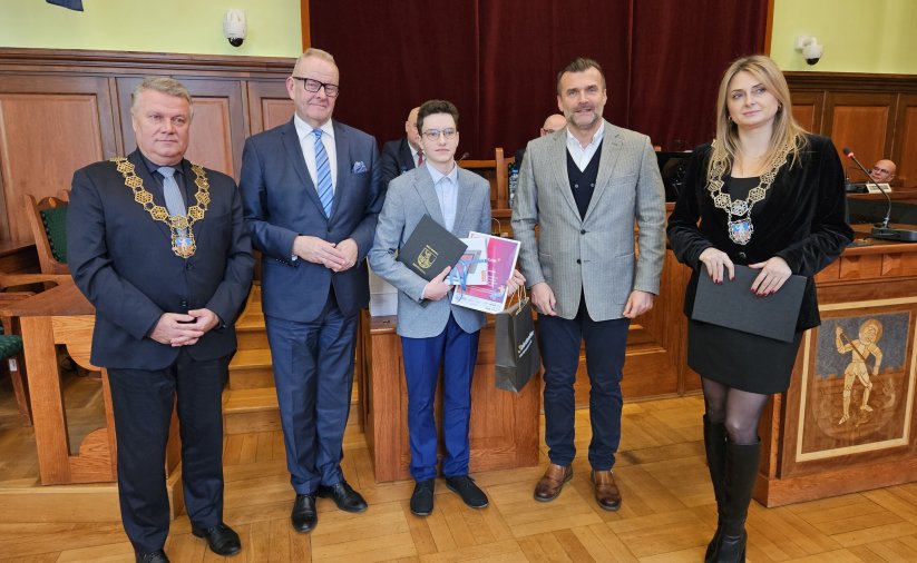 Burmistrz, przewodnicząca rady i goście na wspólnym zdjęciu w sali obrad