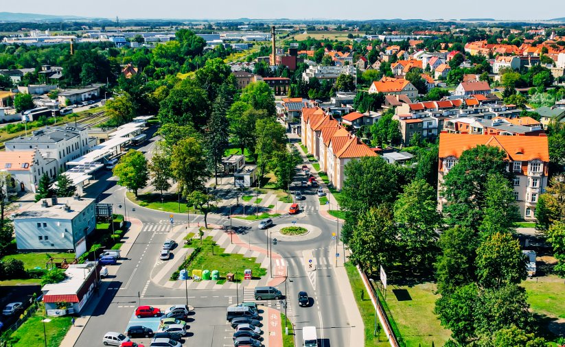 Fragment Dzierżoniowa z góry, dużo zieleni, parking i kamienice