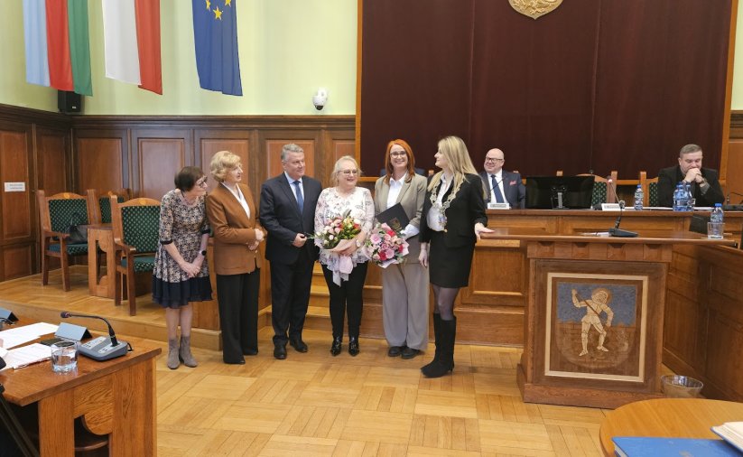 Przedstawiciele TMD, burmistrz, przewodnicząca rady miejskiej oraz była i obecna kronikarz miasta w sali rycerskiej ratusza