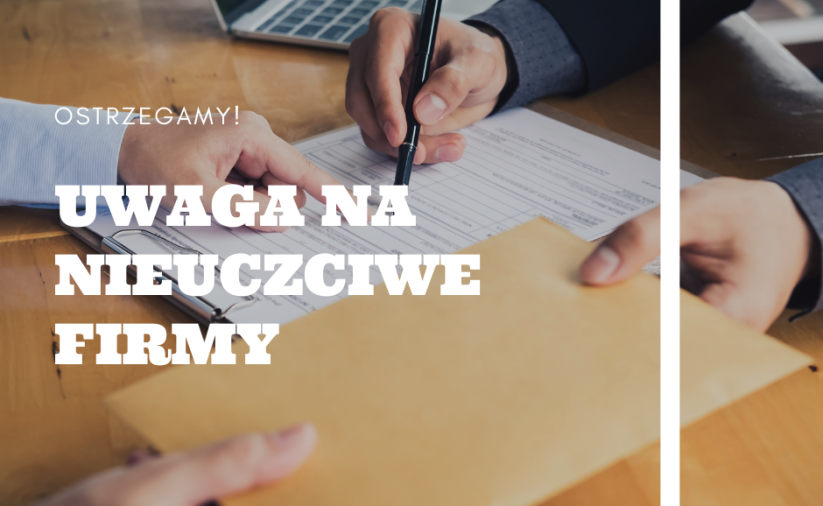 Napis Uwaga na nieuczciewe firmy w tle podpisywanie umowy przez dwie osoby