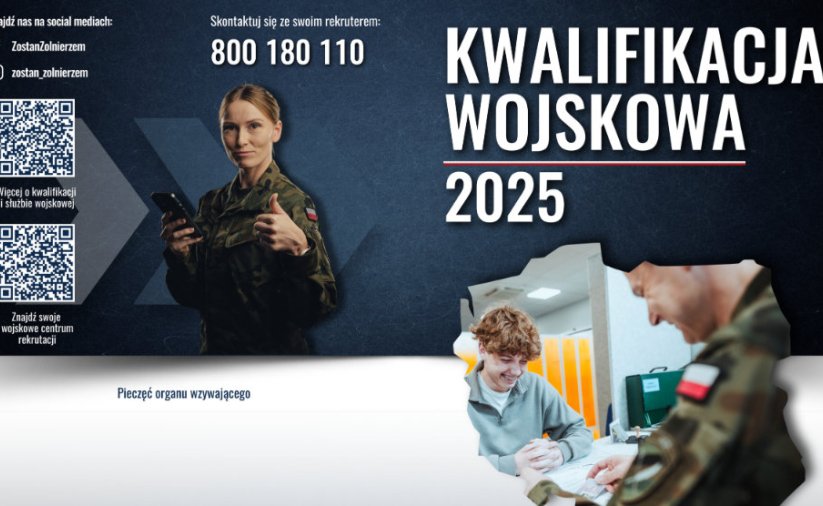 Żołnierka z uniesionym w góre kciukiem, obok napis Kwalifikacja Wojskowa