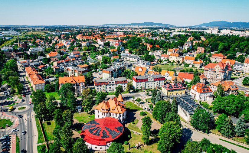 Panorama miasta na tle gór, dużo zieleni