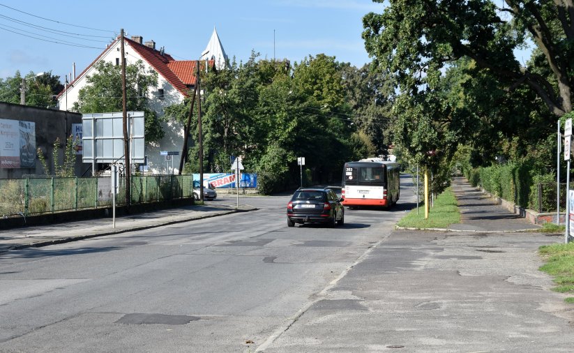 Samochód osobowy i autobus komunikcaji miejskiej jadęce drogą