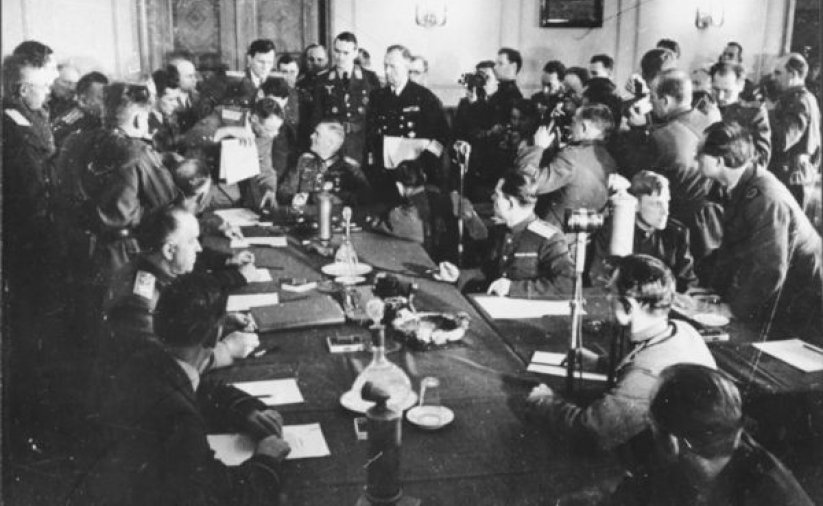 Podpisanie aktu kapitulacji Niemiec w Berlinie, zdjecie archiwalne. Wypełniona żołnierzami i dziennikarami sala