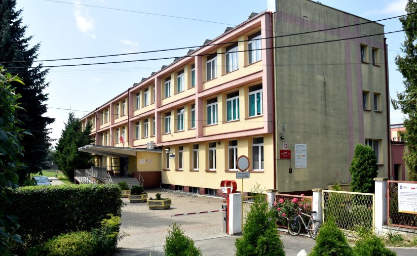 Trzypiętrowy budynek Szkoły Podstawowej nr 9